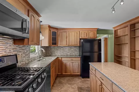 Kitchen - 5 Middlefield Dr, Warwick, RI 02889 photo 3 of 6