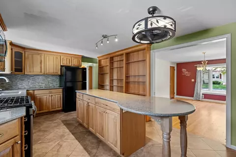 Kitchen - 5 Middlefield Dr, Warwick, RI 02889 photo 2 of 6
