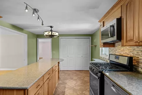 Kitchen - 5 Middlefield Dr, Warwick, RI 02889 photo 4 of 6