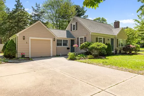 1 Joann Dr, Barrington, RI 02806