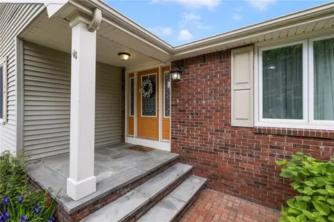 48 Nottingham Dr, Hope, RI 02831