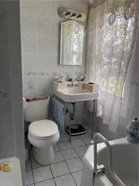 Bath - 259 Park Ave, Woonsocket, RI 02895 photo 1 of 3