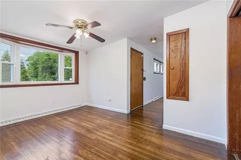 Living - 7 Stuart St, Westerly, RI 02891 photo 5 of 8