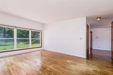 Living - 7 Stuart St, Westerly, RI 02891 photo 4 of 8