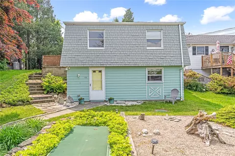 44 Summit Rd, Portsmouth, RI 02871
