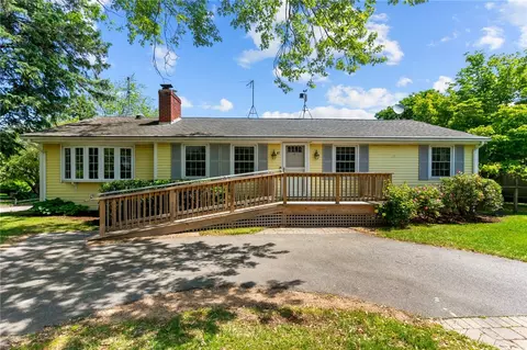 41 Ann Ave, Portsmouth, RI 02871