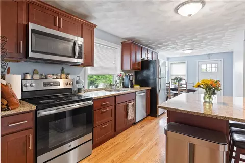 27 Aberdeen St, West Warwick, RI 02893