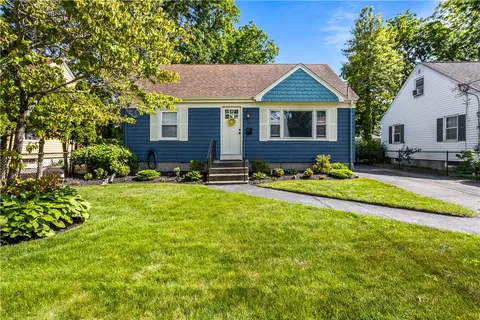 77 Thurston St, Riverside, RI 02915