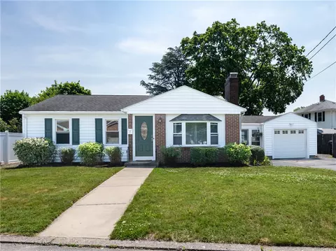 7 Woodbine St, Riverside, RI 02915