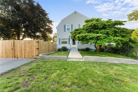 89 Crescent View Ave, Riverside, RI 02915