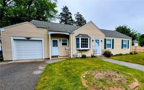 11 Winthrop St, Riverside, RI 02915