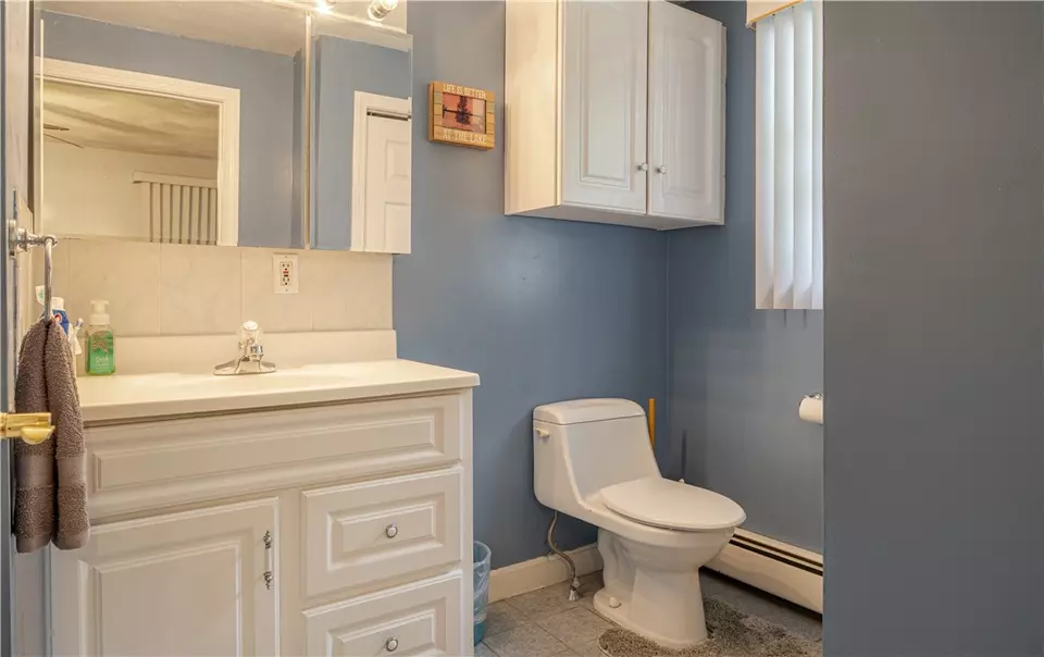 Bath - 728 Chestnut Hill Rd, Glocester, RI 02814 photo 3 of 5
