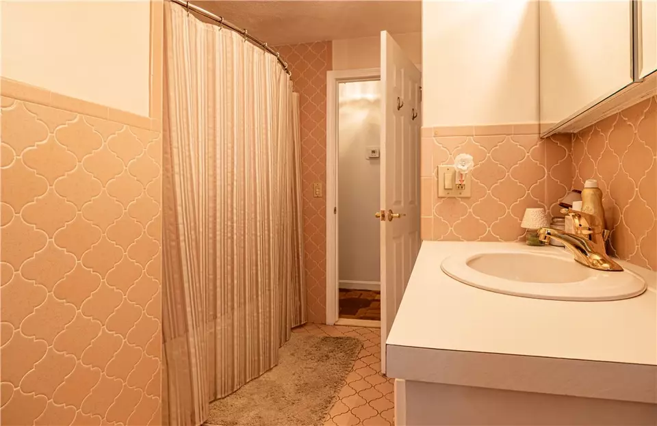Bath - 728 Chestnut Hill Rd, Glocester, RI 02814 photo 2 of 5