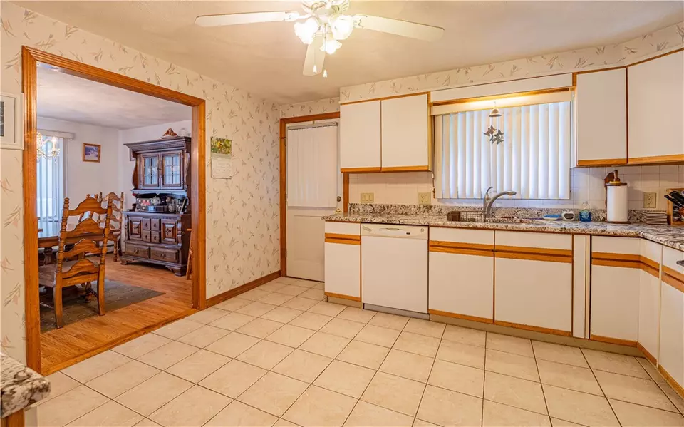 Kitchen - 728 Chestnut Hill Rd, Glocester, RI 02814 photo 3 of 4