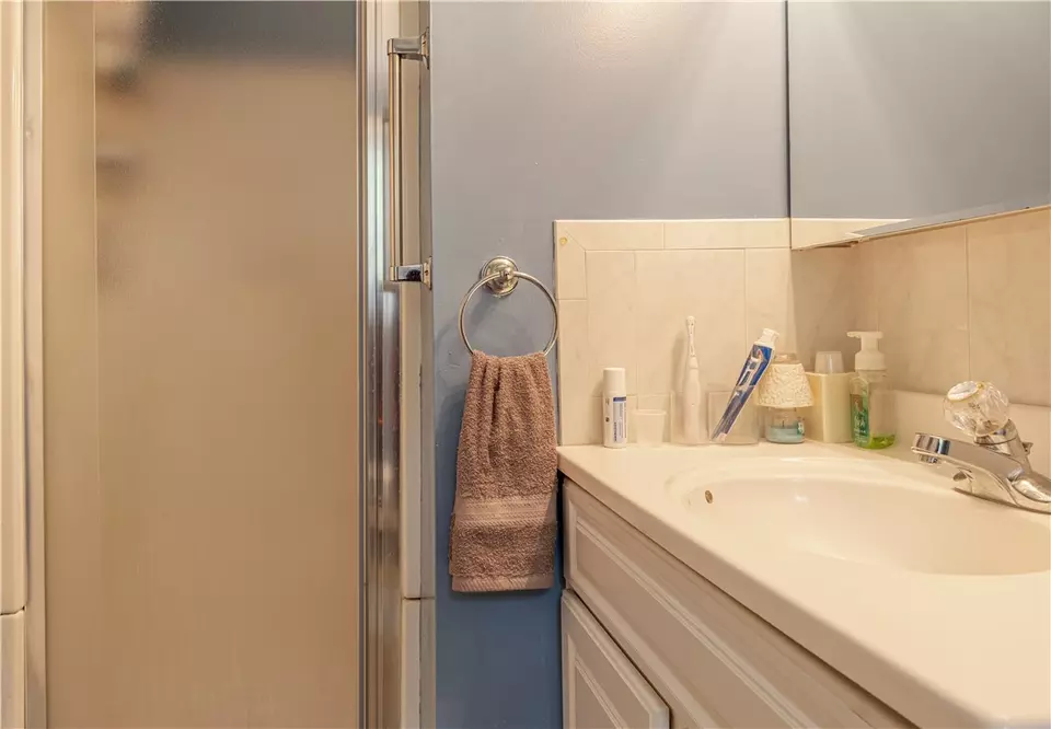 Bath - 728 Chestnut Hill Rd, Glocester, RI 02814 photo 4 of 5
