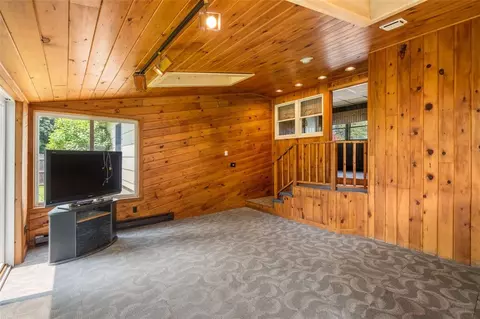 Living - 19 Cindy Ln, Coventry, RI 02816 photo 5 of 6