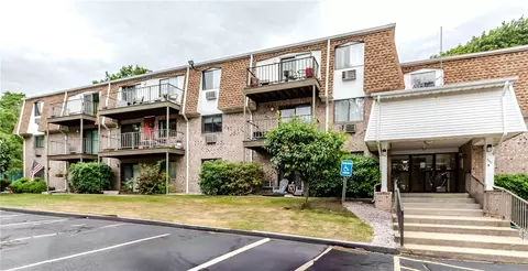 752 Quaker Ln #B203, East Greenwich, RI 02818