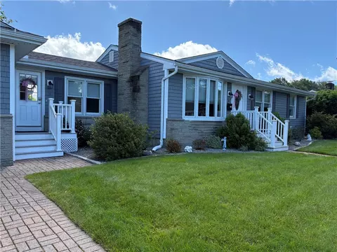 8 Belaire Dr, Johnston, RI 02919