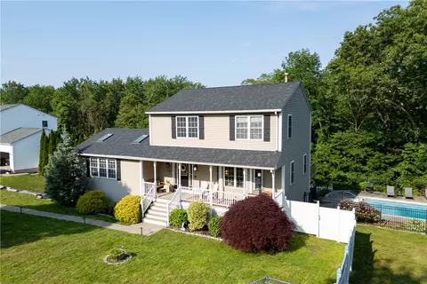 17 Gilcrest Dr, West Warwick, RI 02893