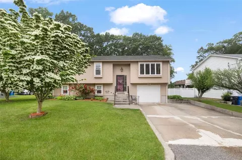 9 Daisy Ct, Cranston, RI 02920