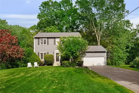 84 Country Hill Ln, North Kingstown, RI 02852