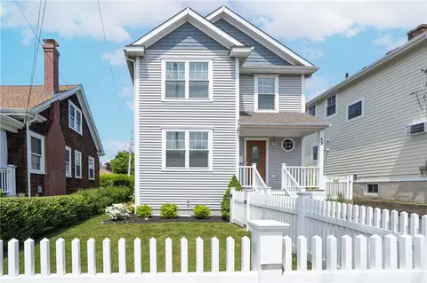 52 Bedlow Ave, Newport, RI 02840