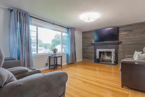 Living - 21 Baldwin Rd, Warwick, RI 02886 photo 1 of 3