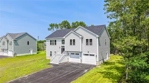 226 Meadow View Ln, Tiverton, RI 02878
