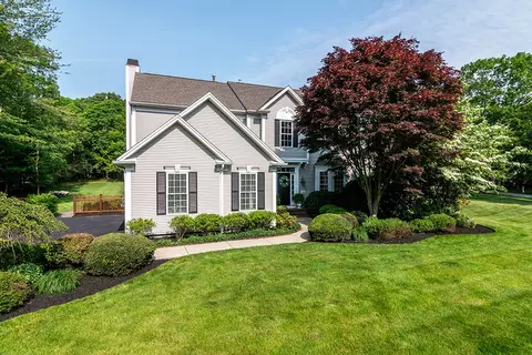 264 Fieldstone Ln, Saunderstown, RI 02874