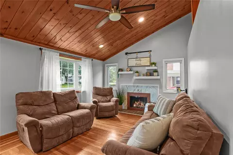 Living - 509 Buttonwoods Ave, Warwick, RI 02886 photo 2 of 3