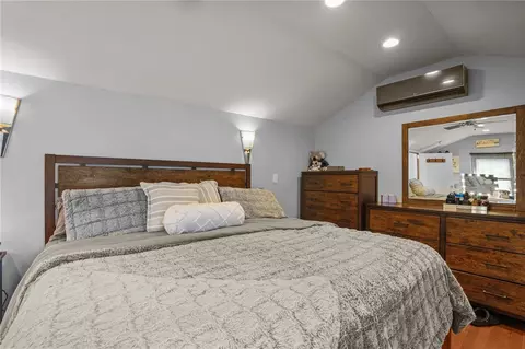 Bedroom - 509 Buttonwoods Ave, Warwick, RI 02886 photo 2 of 11