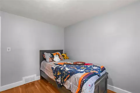 Bedroom - 509 Buttonwoods Ave, Warwick, RI 02886 photo 10 of 11