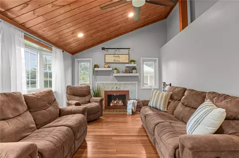 Living - 509 Buttonwoods Ave, Warwick, RI 02886 photo 1 of 3