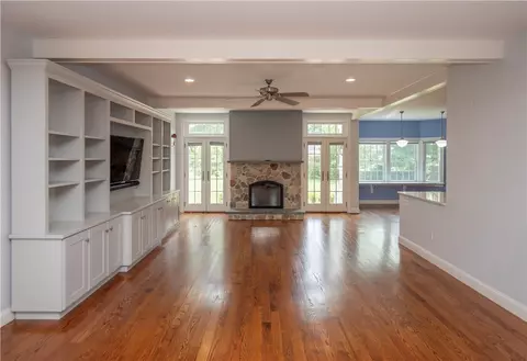 Living - 2 Fairview Dr, Bristol, RI 02809 photo 2 of 4