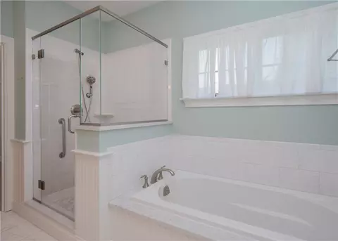 Bath - 2 Fairview Dr, Bristol, RI 02809 photo 2 of 4