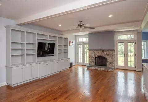 Living - 2 Fairview Dr, Bristol, RI 02809 photo 3 of 4