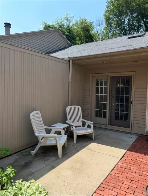 102 Pine Glen Dr, East Greenwich, RI 02818
