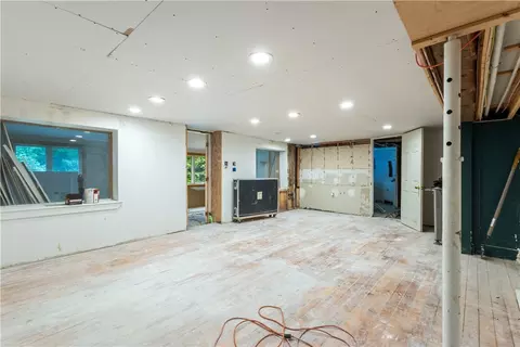 Living - 332 10th Ave, Woonsocket, RI 02895 photo 11 of 11
