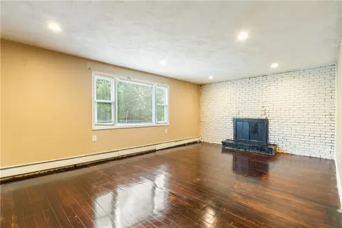 Living - 332 10th Ave, Woonsocket, RI 02895 photo 4 of 11