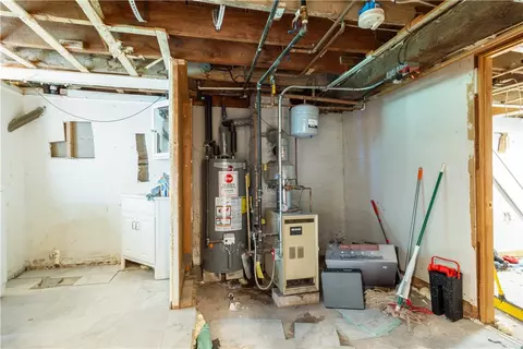 Entry Way - 332 10th Ave, Woonsocket, RI 02895 photo 4 of 5