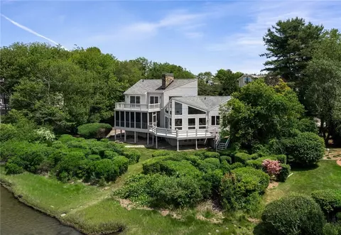 96 Starr Dr, Narragansett, RI 02882