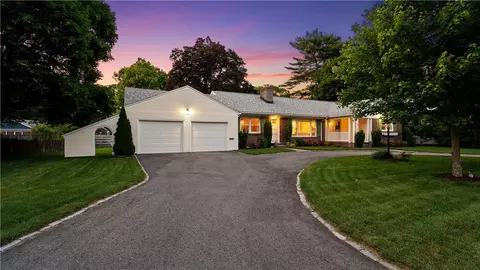 141 Weetamoe Dr, Warwick, RI 02888