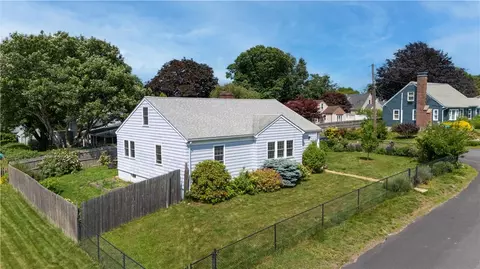98 Haskins Ave, Tiverton, RI 02878
