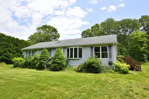 28 Banner Ln, Tiverton, RI 02878