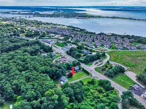 896 Main Rd, Tiverton, RI 02878
