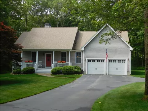 32 Preservation Dr, Saunderstown, RI 02874
