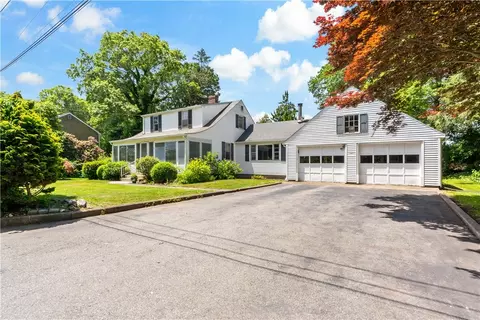 41 Peace Pipe Trl, South Kingstown, RI 02879
