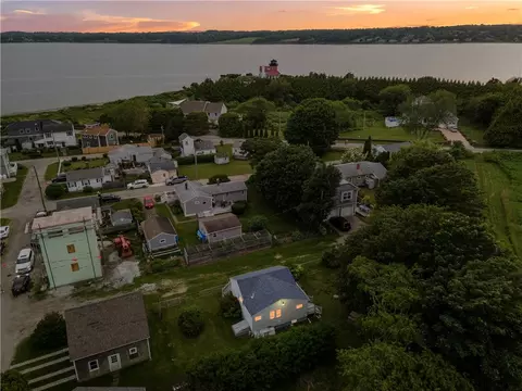 56 Grace St, Tiverton, RI 02878