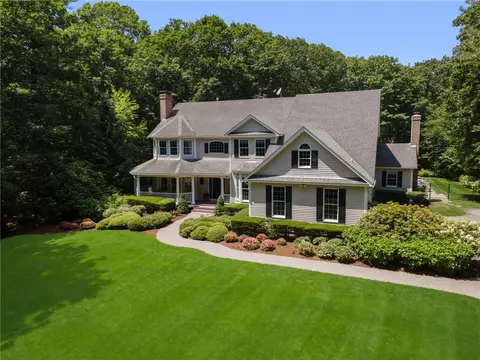 4 Brookfield Ct, East Greenwich, RI 02818