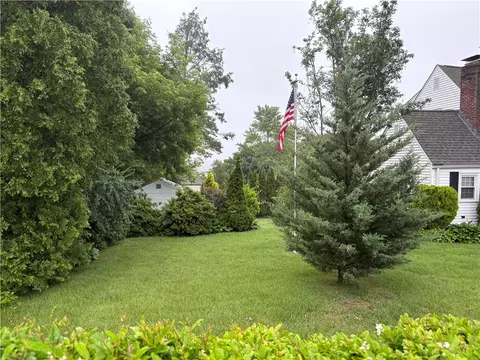 95 Sunset Ave, Providence, RI 02909